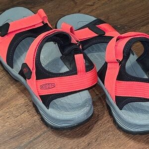 Keen Men's Size 11 Targhee III Open-Toe H2 Sandals Red and Black